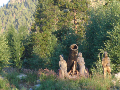 Wood carvings that look like Civil War Artillery Soldiers.
